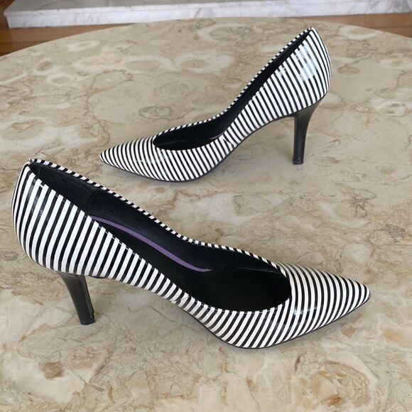 G by Guess Black & White Heels Pumps - Picture 4 of 13